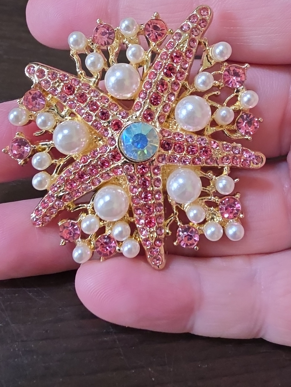 A147- Gold-Tone Pink Starfish Pearl Brooch